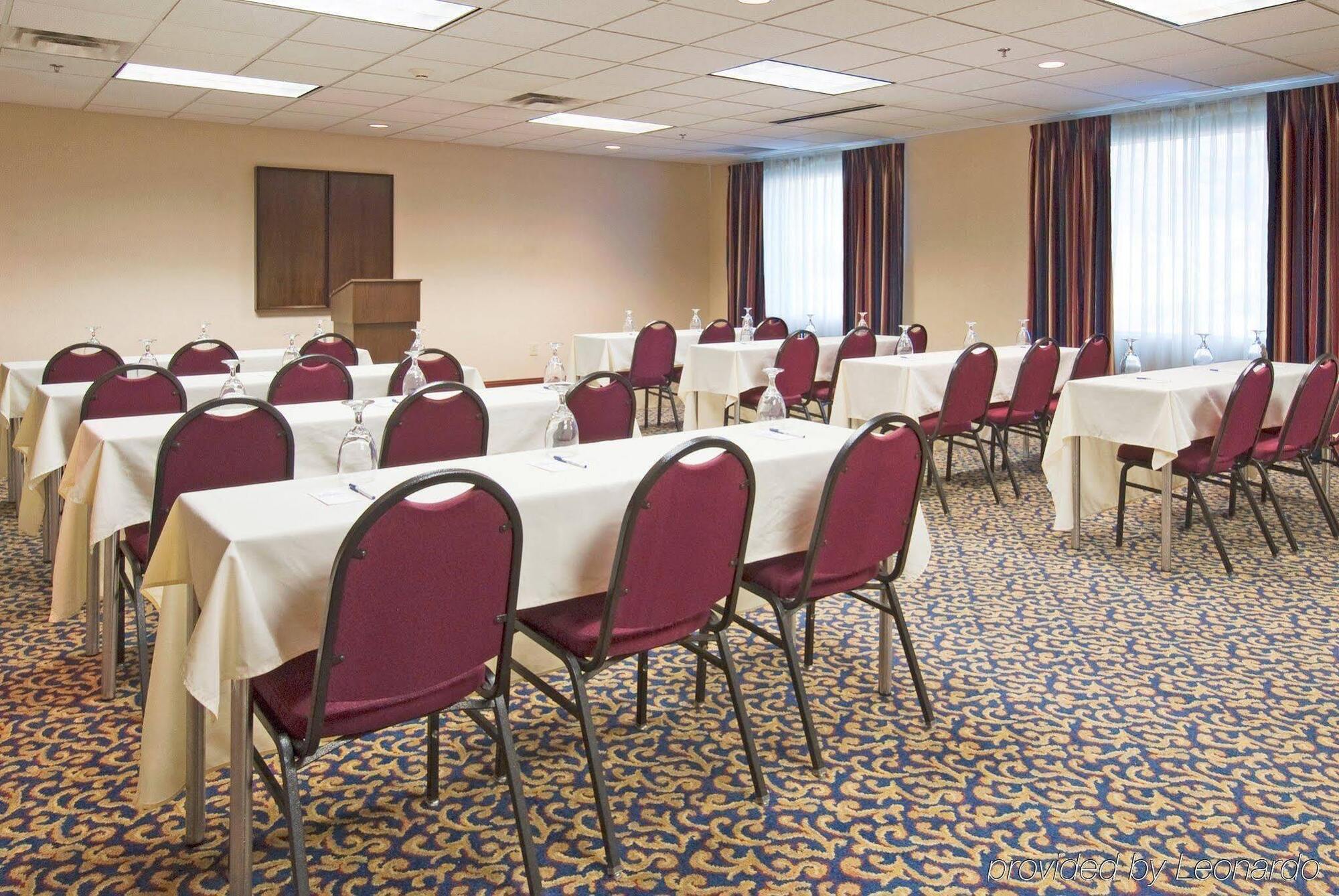Holiday Inn Express Hotel & Suites Emporia By Ihg מראה חיצוני תמונה